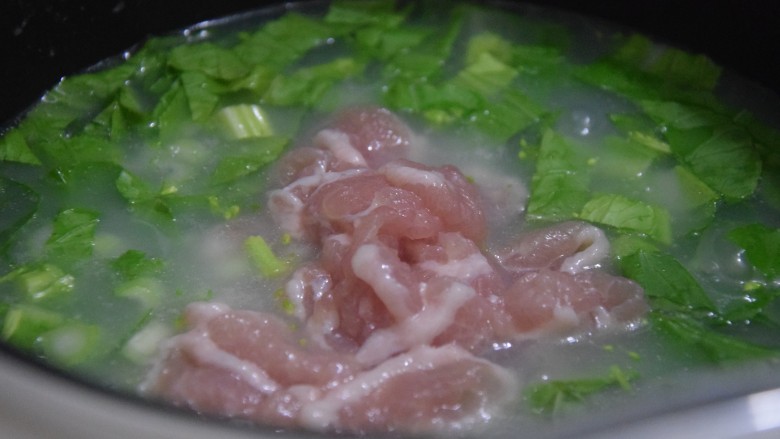 青菜猪肉粥,把青菜和猪肉倒入浓稠的粥中，煮开