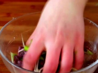 青菜猪肝汤,用手抓匀。