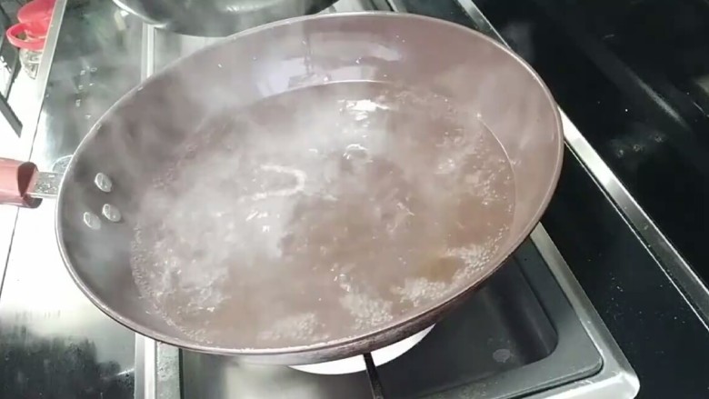 青菜猪肝汤,另烧一锅水。