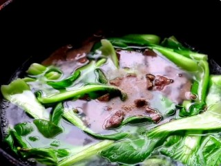 青菜猪肝汤,加入胡椒。煮熟。