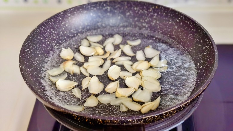 百合小米粥,水开下锅焯水30秒捞出备用。
