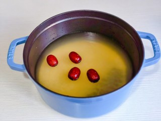 百合小米粥,小米红枣倒入锅中再加水。
