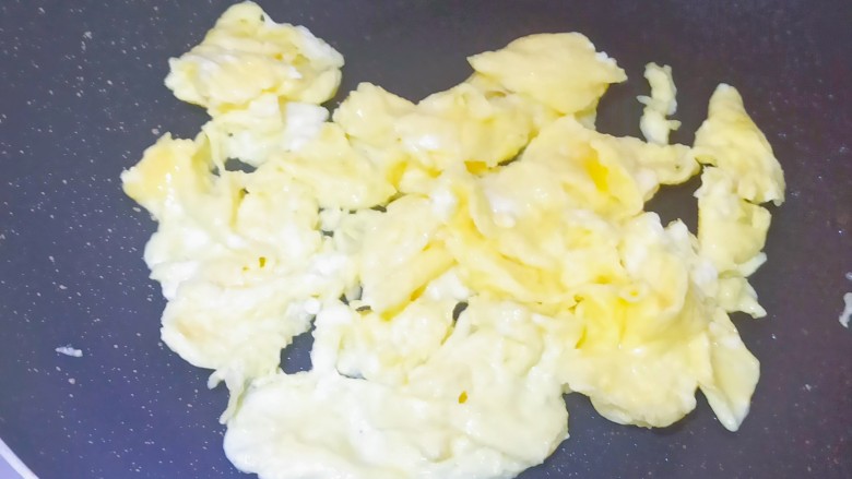 茭白炒鸡蛋,锅内放入适量食用油，先把鸡蛋炒好，盛出备用