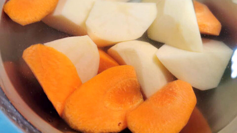 排骨土豆炖豆角,土豆，胡萝卜切块