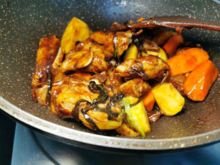排骨土豆炖豆角,加入胡萝卜与土豆拌匀