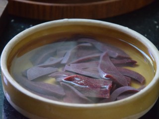 青菜猪肝汤,放入水中浸泡去血水