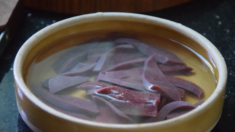 青菜猪肝汤,放入水中浸泡去血水