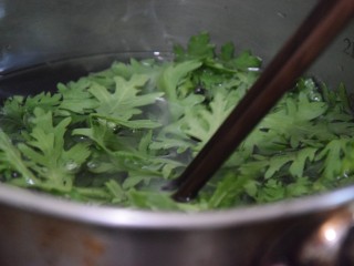 青菜猪肝汤,放入开水锅中焯水一两分钟