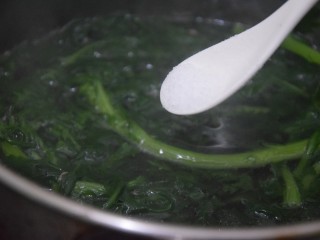 青菜猪肝汤,加入适量盐拌匀