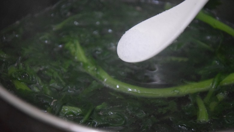 青菜猪肝汤,加入适量盐拌匀