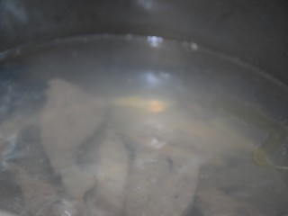青菜猪肝汤,放入猪肝，加入适量花生油煮两分钟左右