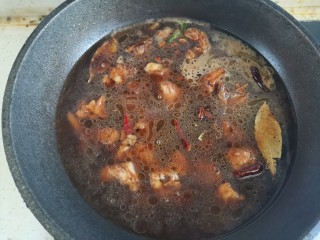 红烧羊肉煲,加入适量的清水大火煮开，转小火炖15分钟