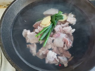 红烧羊肉煲,羊肉冷水下锅，加入葱姜料酒，煮出血沫