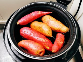 芝士烤红薯,红薯清洗干净，放入蒸锅蒸熟。