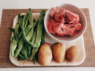 排骨土豆炖豆角,食材准备好。