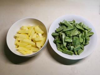 排骨土豆炖豆角,豆角折成小段，土豆切条状。