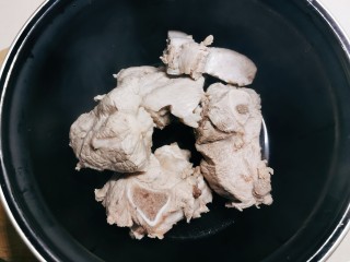 排骨土豆炖豆角,压力锅内胆底部铺上姜片，码放焯水后的排骨。