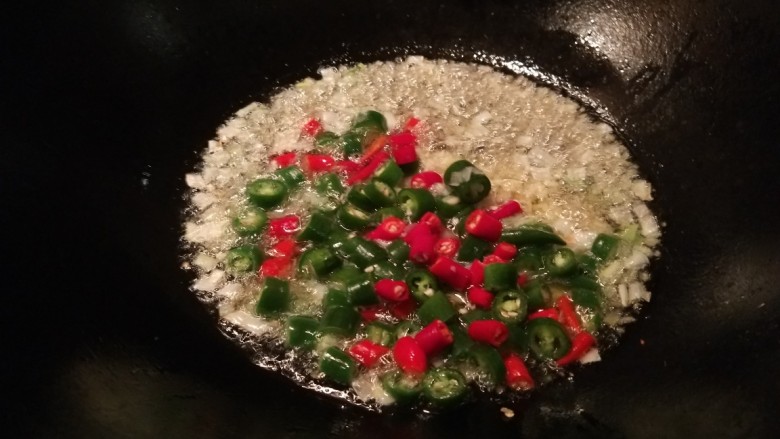 虾酱拌面,锅中倒入适量油烧热，炒香葱姜蒜，倒入青红椒一起炒均匀