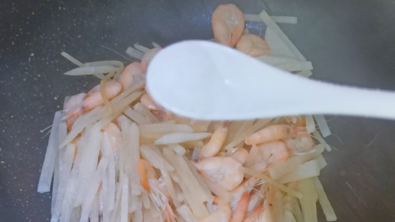 白萝卜煮白虾,加入半勺食盐