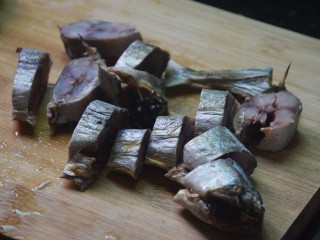 咸鱼蒸肉,咸鱼处理干净内脏后切两厘米左右的小段