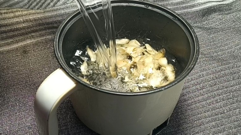 百合小米粥,百合提前泡发，洗净放入锅中，加入多点清水煮沸