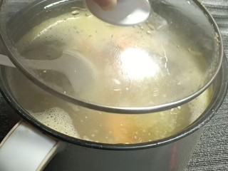 百合小米粥,盖上盖子，转小火煮半个小时