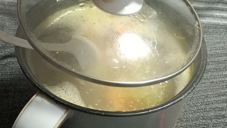 百合小米粥,盖上盖子，转小火煮半个小时