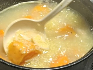 百合小米粥,期间经常搅拌，以免糊锅