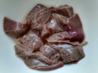 青菜猪肝汤,猪肝泡出血水后切成薄片