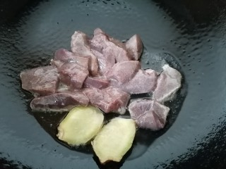 青菜猪肝汤,锅内放油烧热放入猪肝