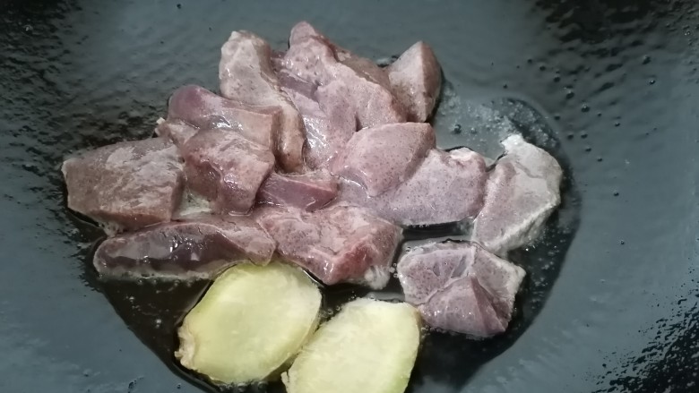 青菜猪肝汤,锅内放油烧热放入猪肝
