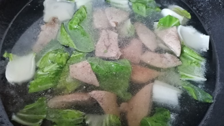 青菜猪肝汤,水开后放入猪肝