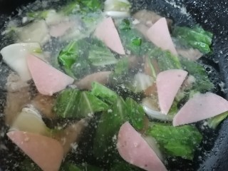 青菜猪肝汤,最后放入火腿肠煮片刻即可出锅