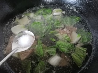 青菜猪肝汤,加入一勺盐调味