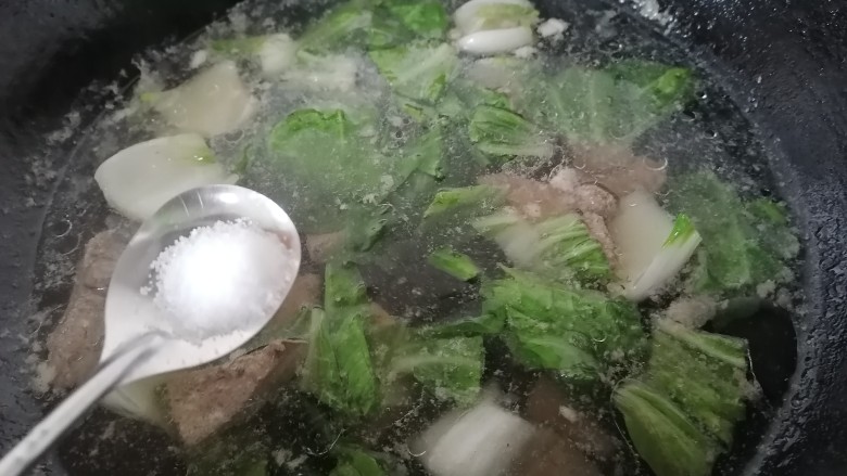 青菜猪肝汤,加入一勺盐调味
