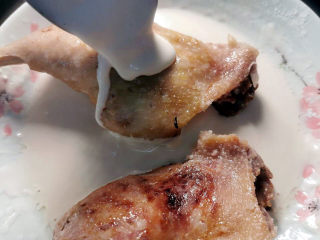 香酥鸭腿,蒸好的鸭腿刮去表皮多余的盐，八角，花椒，抹上酥炸粉浆