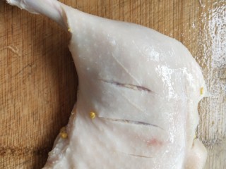 香酥鸭腿,把鸭腿洗净，皮里面的肥肉要割干净，拔掉细毛，用刀在上面割几刀，