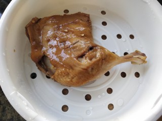 香酥鸭腿,把腌制好的鸭腿取出来，抖掉上面的香料，放入电饭煲蒸屉里