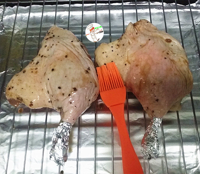 香酥鸭腿,将腌好的鸭腿放至烤架上，表面刷层腌酱汁