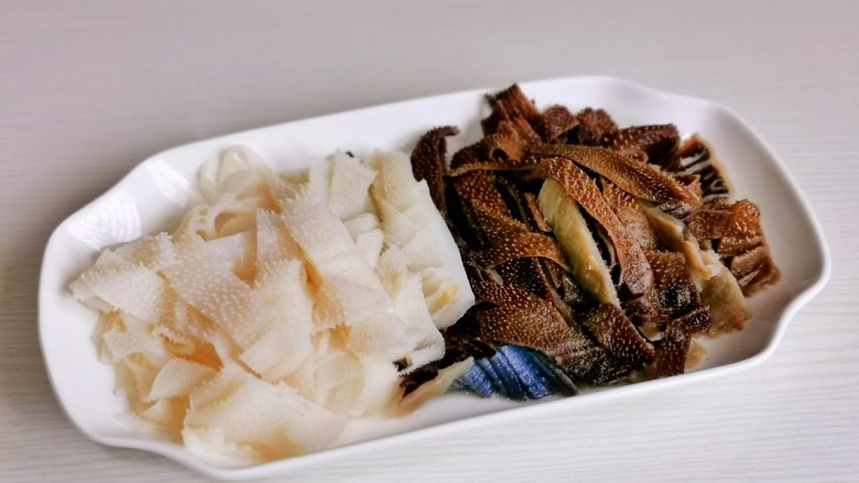 酸菜海鲜锅,牛百叶，毛肚清洗干净切条。