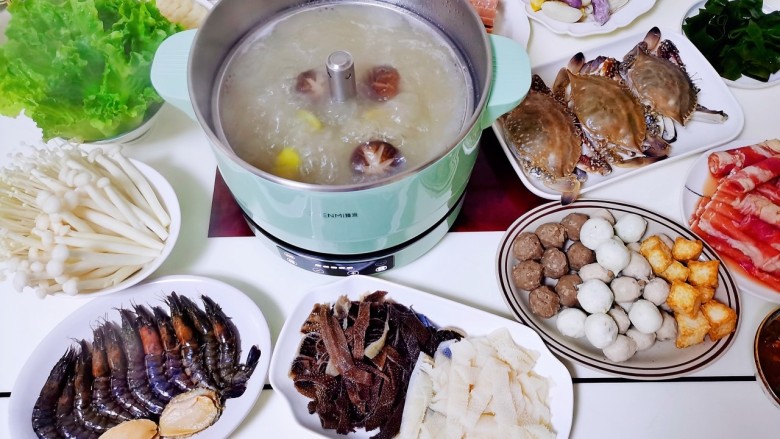 酸菜海鲜锅,汤骨吃完即可涮菜，来张火锅全家福。
