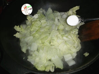 驱寒汤,锅热倒油，下入大白菜，加1小勺盐炒软后盛出备用