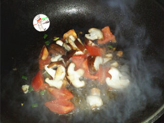 驱寒汤,再放入香菇一起煸炒；香菇我用的是鲜香菇，干香菇也是可以的