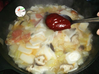 驱寒汤,将年糕煮软煮漂起来，就可以加入韩式辣椒酱了