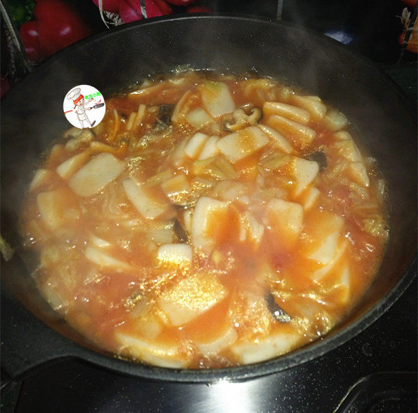 驱寒汤,用勺子将酱拌匀，出锅前尝下味道，咸淡刚刚好；口味重的，还可以加适量的盐调味