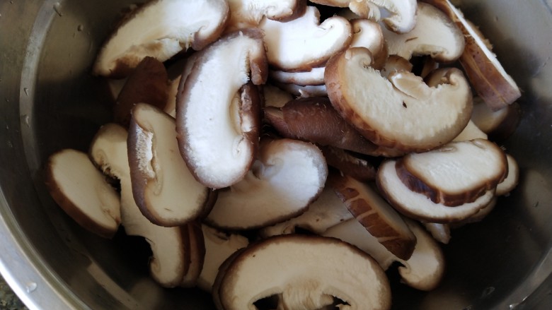 蘑菇炒肉片,泡好的蘑菇清洗干净，切片备用