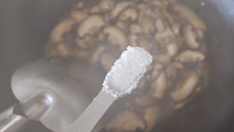 蘑菇炒肉片,等蘑菇出水时加入少许盐