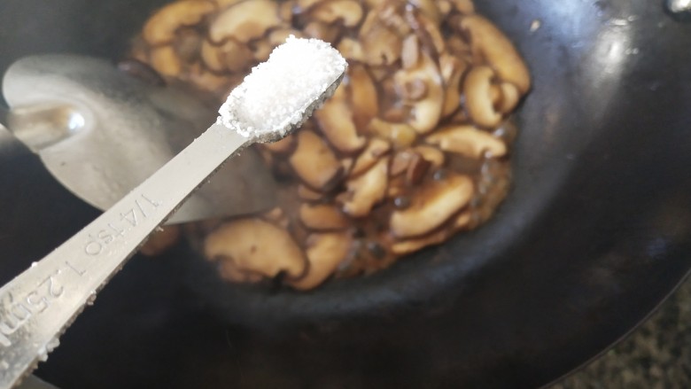 蘑菇炒肉片,等蘑菇出水时放入盐调味，略炒一下