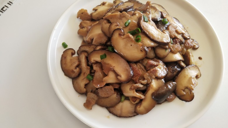 蘑菇炒肉片,装盘上桌