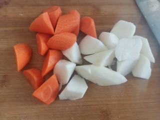 胡萝卜山药羊肉汤,胡萝卜，山药削皮切成滚刀块